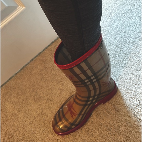 Authentic Burberry boots - Picture 11 of 11